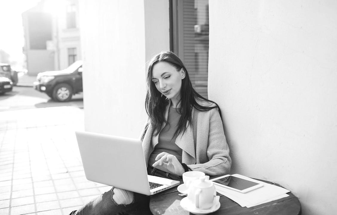 Person arbeitet konzentriert an Finanzplanung