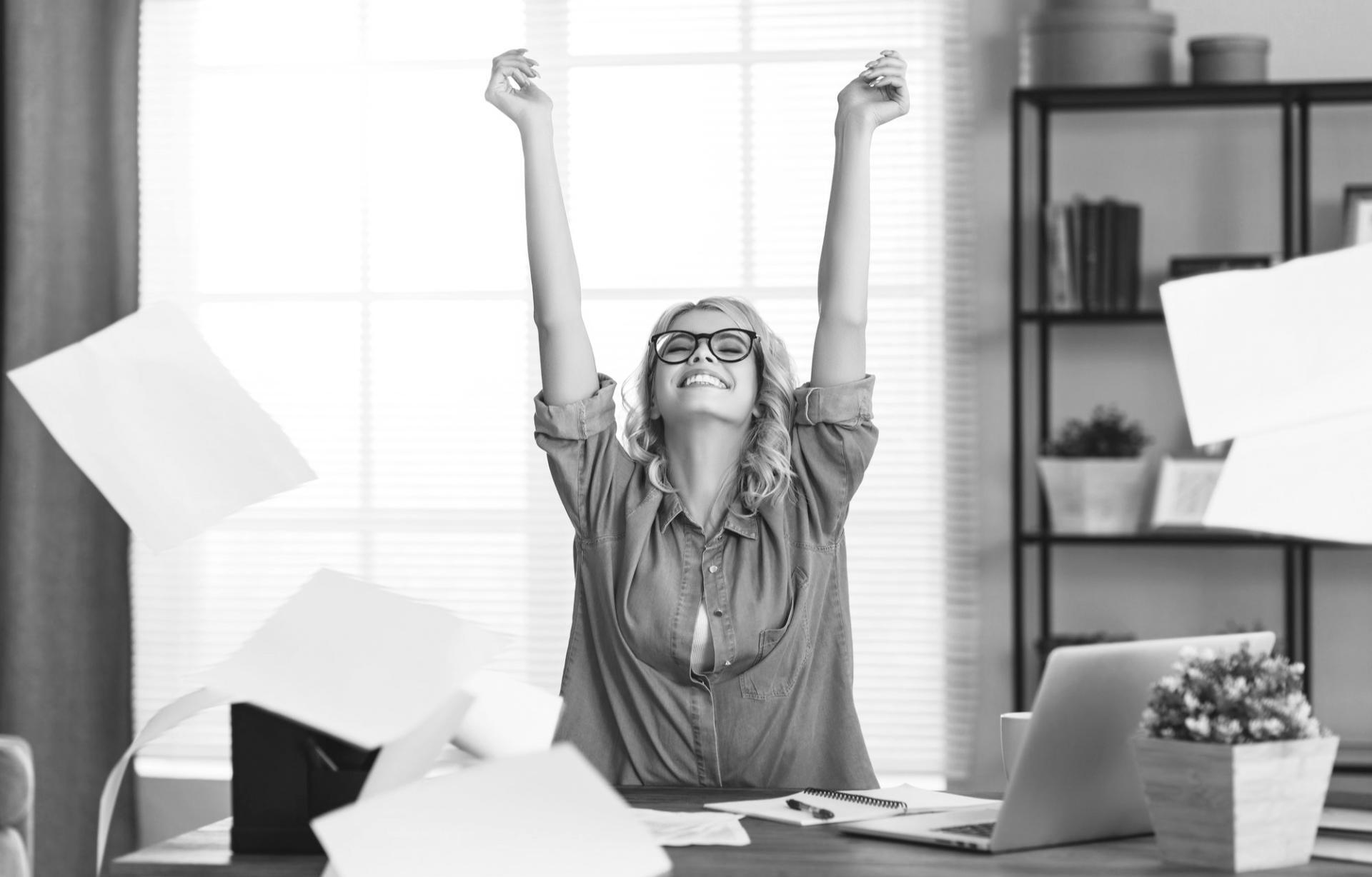 Ruhige Arbeitsumgebung für fokussierte Finanzplanung