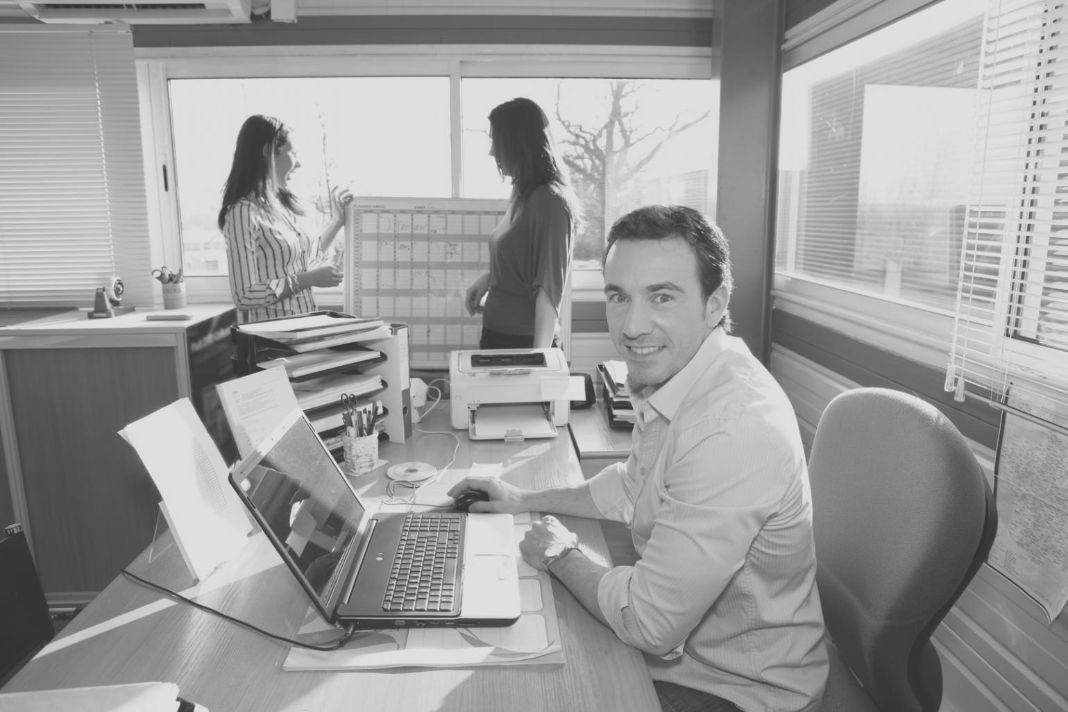 Notizen und Finanzunterlagen auf einem Schreibtisch