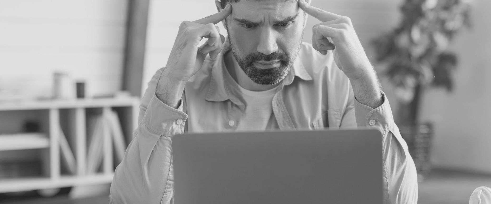 Arbeitsplatz mit Finanzunterlagen und Laptop in ruhiger Atmosphäre